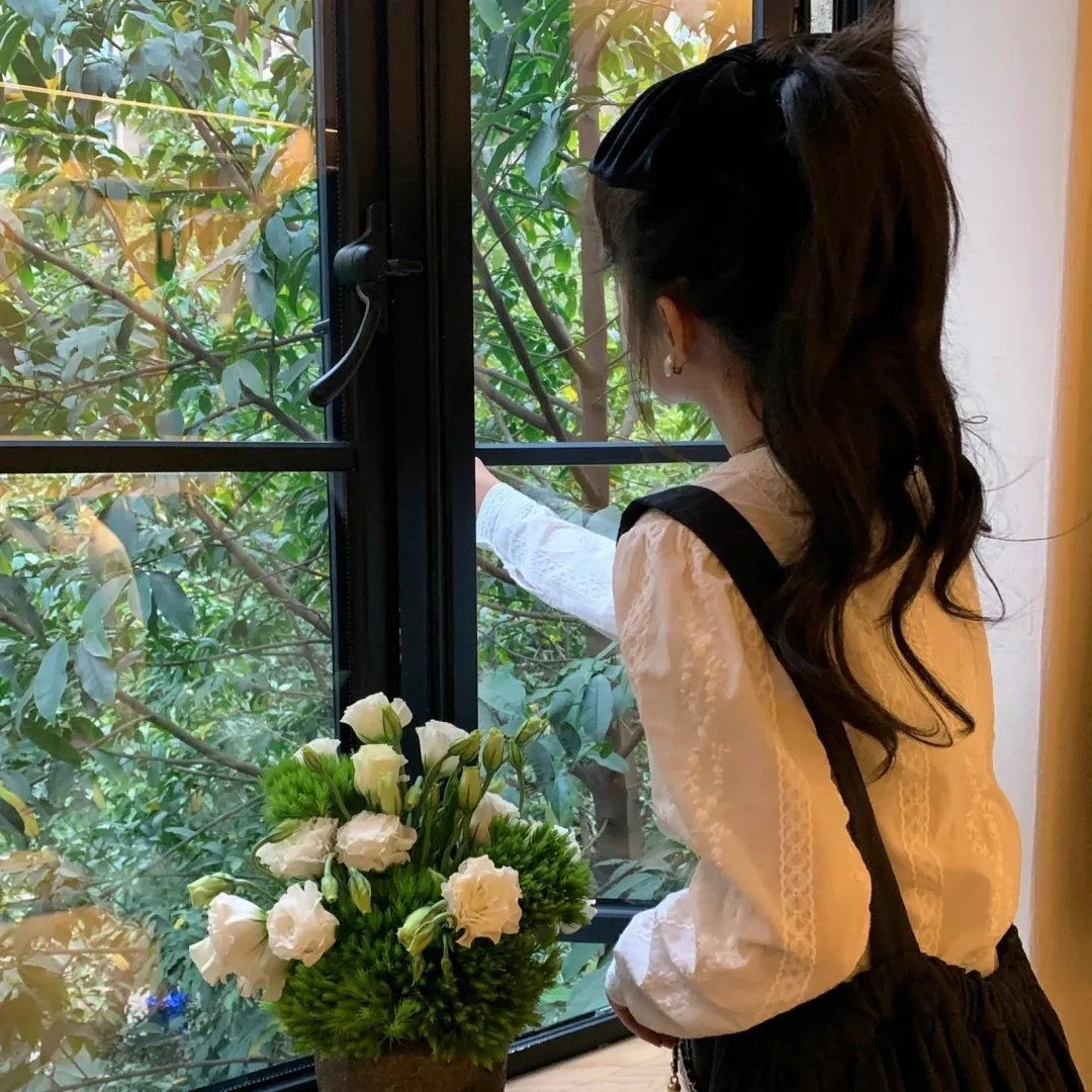 照片里的伴娘