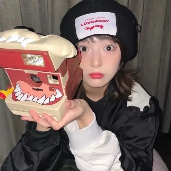 当她换上泳衣
