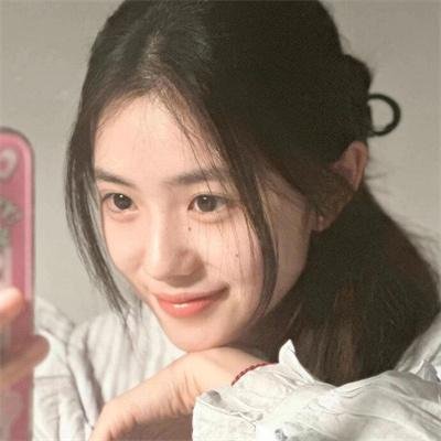 她背后的那双手